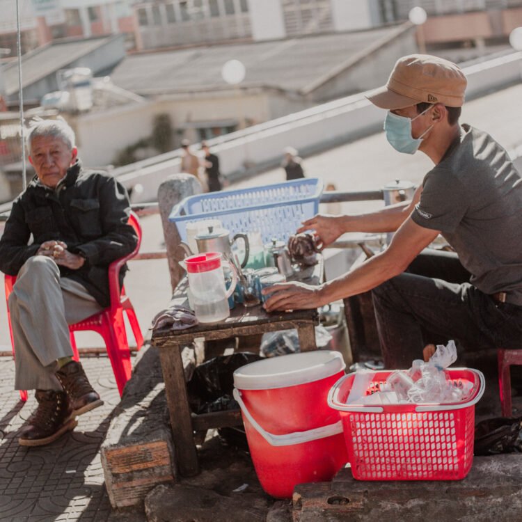 Cho tôi order một chén xíu mại và ly cà phê sữa, thêm chút không khí lành lạnh s…