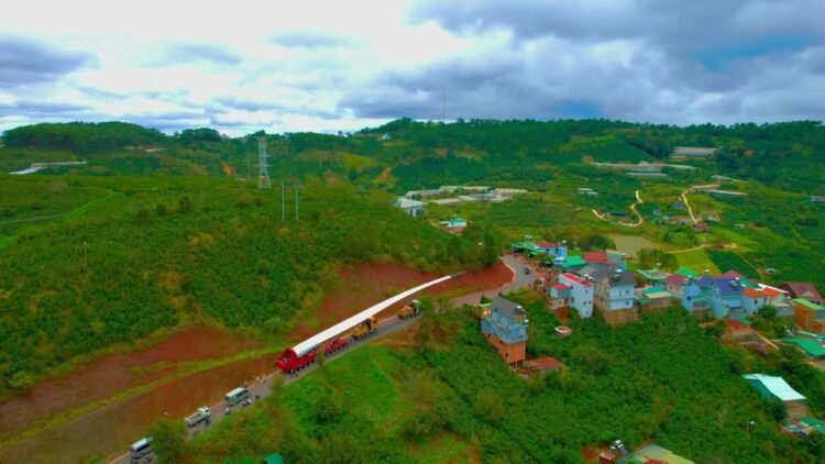 Cánh Quạt đầu tiên của dự án điện gió đã được chở đến đồi chè Cầu Đất, Đà Lạt.
 …