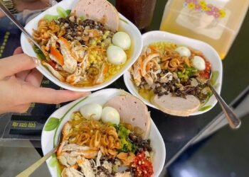 Mê mẩn CHÉN BÁNH ĐÚC CHẢ TÔM THỊT đầy ắp topping Quán của cô Phượng bán 2 món bánh đúc và cháo sườn luôn nha.  Tui t…