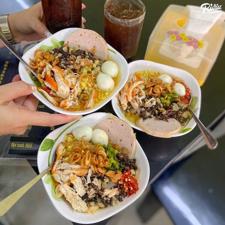 Mê mẩn CHÉN BÁNH ĐÚC CHẢ TÔM THỊT đầy ắp topping Quán của cô Phượng bán 2 món bánh đúc và cháo sườn luôn nha.  Tui t…