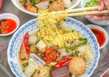 BUFFET KHỔ QUA CÀ ỚT chỉ từ 2k nhìn mê lắm luôn 

 Mỗi người lấy 1 cái tô, 1 cây gấp và “tác nghiệp” ăn gì gấp đó ^^. Ch…