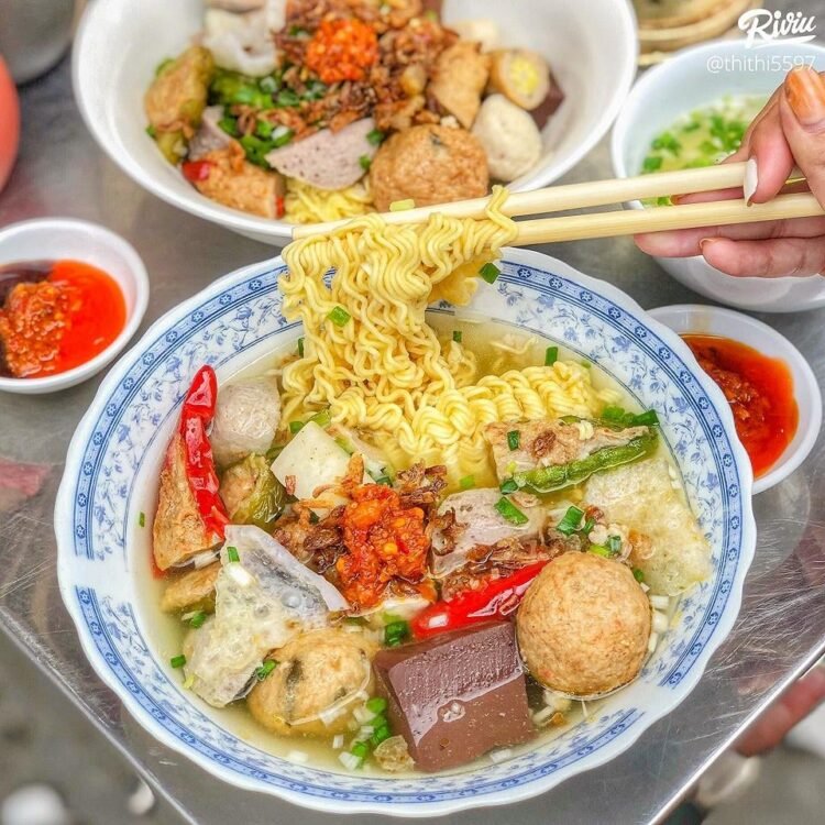 BUFFET KHỔ QUA CÀ ỚT chỉ từ 2k nhìn mê lắm luôn
Mỗi người lấy 1 cái tô, 1 cây gấp và “tác nghiệp” ăn gì gấp đó ^^. Ch…