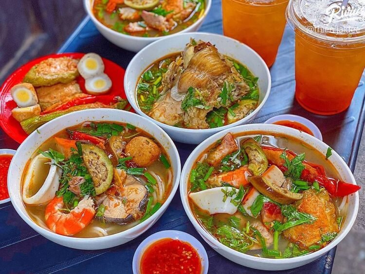 HÀNG BÚN MẮM topping đủ loại ngon-rẻ chỉ bán 2 ngày trong tuần!!!

Bún mắm ở Sài Gòn thì rất nhiều chỗ bán, nhưng ng…