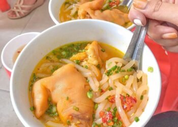 Quán Bánh Canh tấp nập nhất Sài Gòn: Bán 1 tiếng là hết!!Bánh Canh Giò Heo ở Nguyễn Phi Khanh đã là địa chỉ quen t…