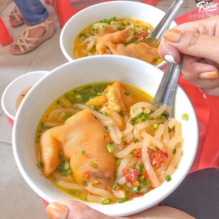 Quán Bánh Canh tấp nập nhất Sài Gòn: Bán 1 tiếng là hết!!Bánh Canh Giò Heo ở Nguyễn Phi Khanh đã là địa chỉ quen t…