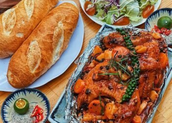 Tiệm Gà Túk Túk 

Đà Lạt mưa gió này mà hỏi ăn gì? Thì mình khẳng định ăn gà mới…