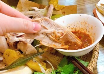 Gà hấp muối sả làm nhanh ăn ngon 

Ngoài gà rán thì món này đúng gu mọi nhà luôn nha. Gà hấp vừa đậm vị vừa thơm, vừa mề…