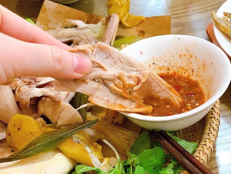 Gà hấp muối sả làm nhanh ăn ngon 

Ngoài gà rán thì món này đúng gu mọi nhà luôn nha. Gà hấp vừa đậm vị vừa thơm, vừa mề…