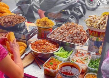 BÁNH MÌ THỊT PATE LÀ CHÂN ÁI !!! HUHU
Càng nhìn lại càng thấy thèm! 
 Mình cực kì thích pate với thịt ở đây nha. Pate nh…