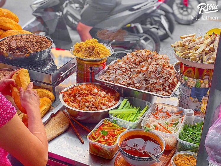BÁNH MÌ THỊT PATE LÀ CHÂN ÁI !!! HUHU
Càng nhìn lại càng thấy thèm!
Mình cực kì thích pate với thịt ở đây nha. Pate nh…