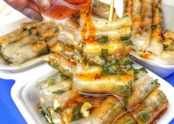 BÁNH TRÁNG CUỐN “XÌ KE” MỠ HÀNH CHẤM ME CHUA NGỌT đơn giản mà gây nghiện chỉ 20k 

 Bánh tráng cuốn của chú “ngộ” lắm, n…