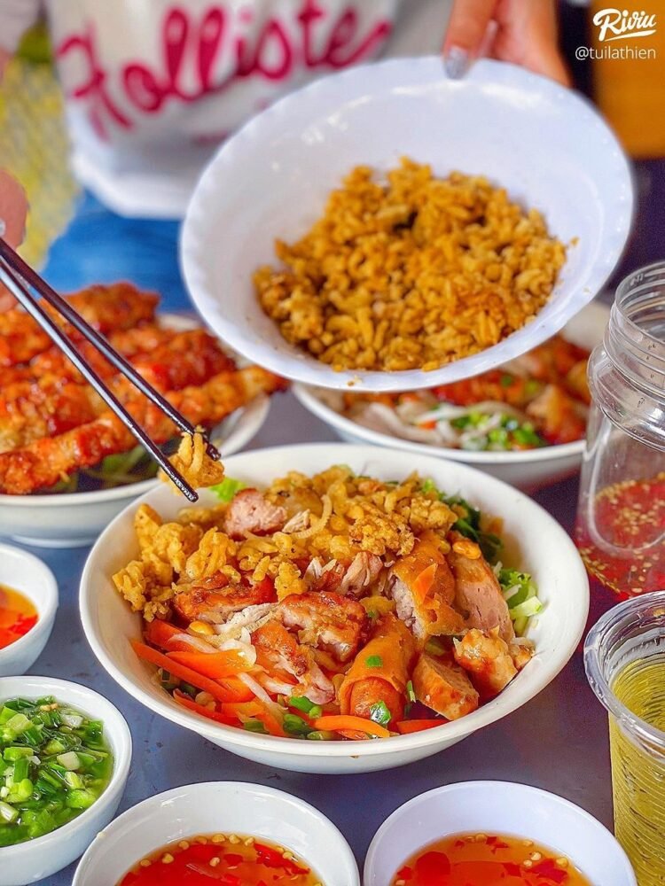 BÚN THỊT NƯỚNG 25K topping ngon nhiều – tóp mỡ phủ phê
Ta nói bán bún thịt nướng tô bình dân 25k thôi mà “chơi lớn” để…