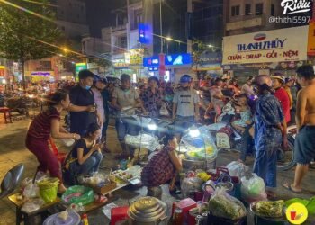 DÂN QUẬN 6 NHÌN PHÁT BIẾT LIỀN!!! Nhớ cái cảnh xếp hàng chờ mua xôi ghê 
Cực phẩm Xôi Gánh Cô Bích hơn 30 năm… Xôi vò,…