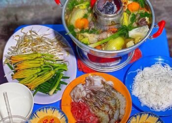 LẨU CÙ LAO chuẩn hương vị miền Tây ngay tại Sài Gòn 

 Ở đây có 3 loại lẩu: Lẩu mắm, Lẩu cù lao với lại 1 loại nữa mà mì…