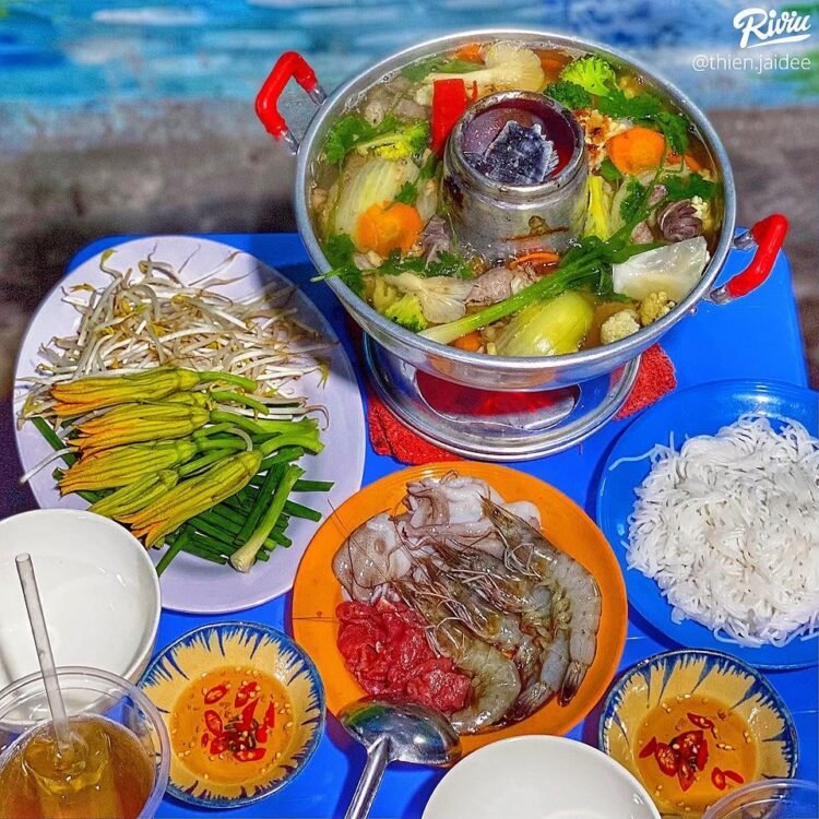 LẨU CÙ LAO chuẩn hương vị miền Tây ngay tại Sài Gòn 

 Ở đây có 3 loại lẩu: Lẩu mắm, Lẩu cù lao với lại 1 loại nữa mà mì…