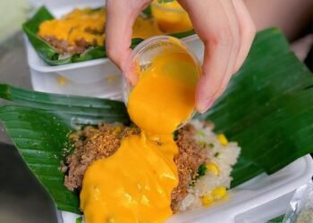 Quen mà lạ cùng XÔI BẮP BÒ SỐT TRỨNG MUỐI dễ gây nghiện Xôi bắp bò sốt trứng muối có giá 39k 1 hộp.  Xôi thơm dẻo đ…