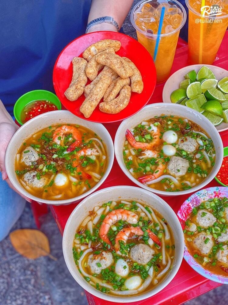 QUÁN BÁNH CANH BỘT GẠO có cá viên nhà làm đỉnh của chóp
Quán bán cả ngày luôn từ 6h sáng đến tận 11h khuya nên thèm l…