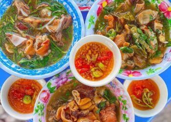 Thèm PHÁ LẤU muốn xỉu lên xỉu xuống 

Một mâm bự các loại lòng chất chồng luôn: thú linh, ruột, tai, mũi, cuốn họng, lá …