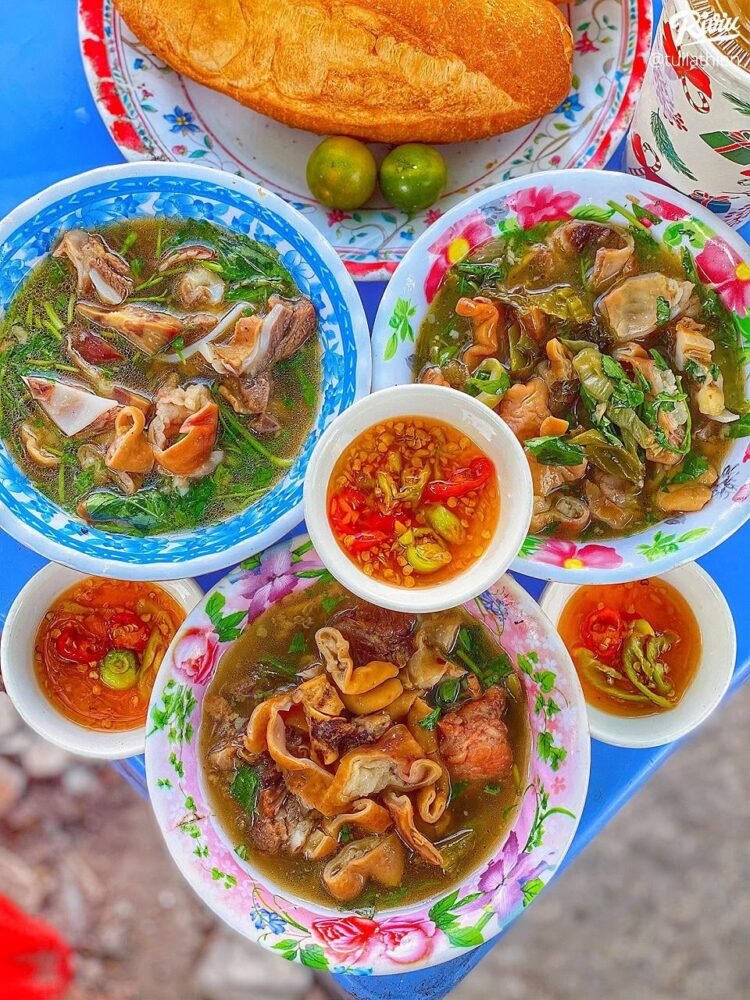 Thèm PHÁ LẤU muốn xỉu lên xỉu xuống 

Một mâm bự các loại lòng chất chồng luôn: thú linh, ruột, tai, mũi, cuốn họng, lá …