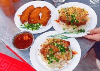 XÔI KHÂU NHỤC chuẩn tông Hoa 

 Khác với xôi nhiều nơi ở Sài Gòn, topping đa dạng nhiều món thì ở đây đặc trưng nhất chỉ…