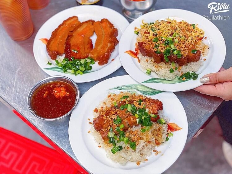 XÔI KHÂU NHỤC chuẩn tông Hoa 

 Khác với xôi nhiều nơi ở Sài Gòn, topping đa dạng nhiều món thì ở đây đặc trưng nhất chỉ…