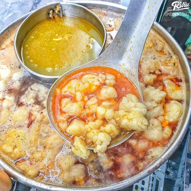 Sức hấp dẫn khó chối từ BÚN BÒ MỠ NỔI độc nhất vô nhị 

 Bún bò đầy đủ giá là 38k/tô gồm: thịt nạm bò, thịt heo, chả huế…