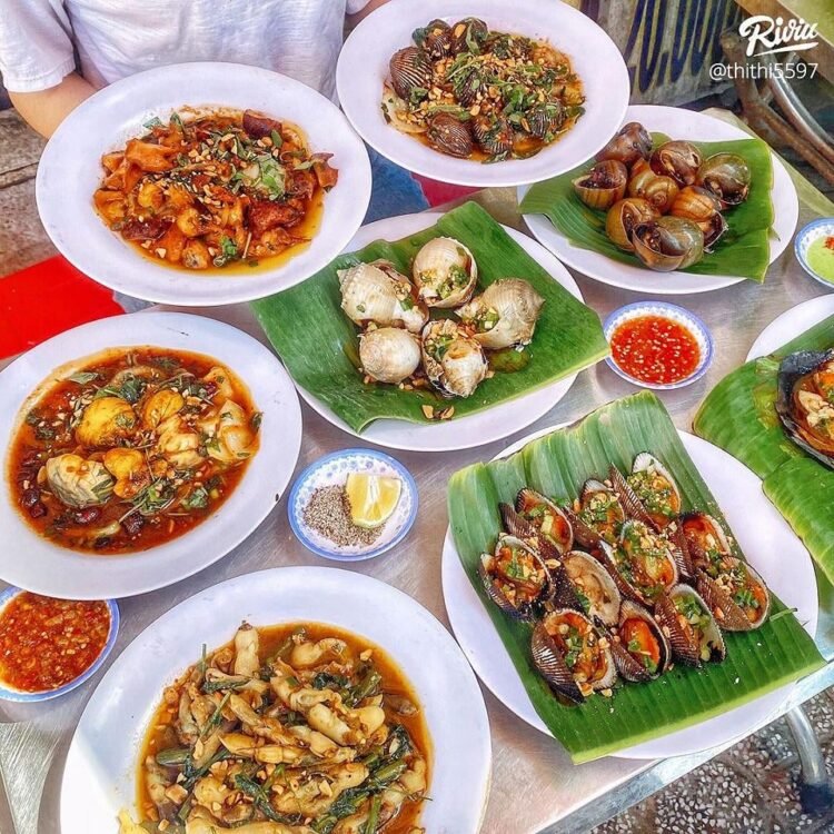 ỐC CẦU THANG có nước chấm chanh dây độc quyền 

 Tên quán ốc cũng đặc biệt lắm nha “Ốc Cầu Thang”, đơn giản là do cô ngồ…