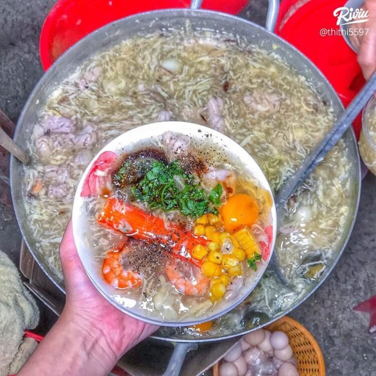 SÚP CUA TOPPING NHIỀU XỤ hà nhà đều “mê” bán không kịp nghỉ tay 

Dân sành ăn quận 4 chắc hẳn ai cũng biết hàng súp cua …