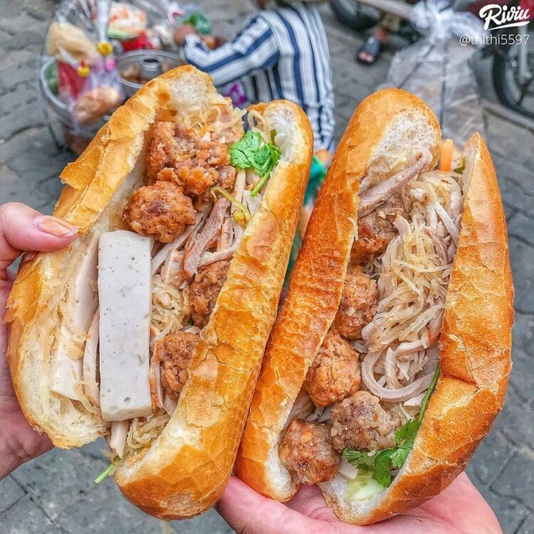 GÁNH BÁNH MÌ XÍU MẠI 15K 

 – Tầm 2h chiều thì chị sẽ dọn gánh ra ngồi trước quán Cà Phê Nghệ Sỹ ( Chung cư Miếu Nổi). M…