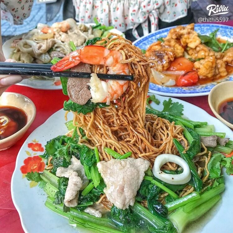 Ngon chuẩn tông MÌ XÀO GIÒN giá bình dân rất chất lượng 

Quán chuẩn người Hoa luôn, đơn giản có 3 món thôi: mì xào giòn…