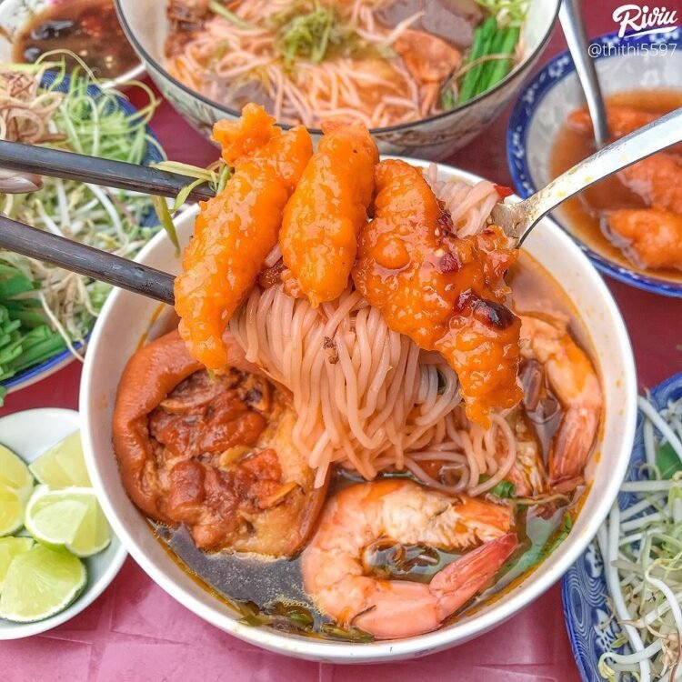 Tiếng lành đồn xa hàng BÚN SUÔNG 3 ĐỜI ngon lạ – hiếm có tại Sài Gòn  

 Ai ở quận 4 chắc hẳn sẽ biết đến gánh Bún Nước …