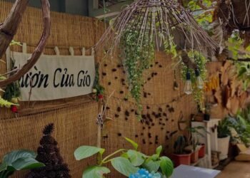 Cuộc đời là tách cà phê đắng 
Bản thân ta sẽ là những viên đường nhỏ bé 

ART HO...