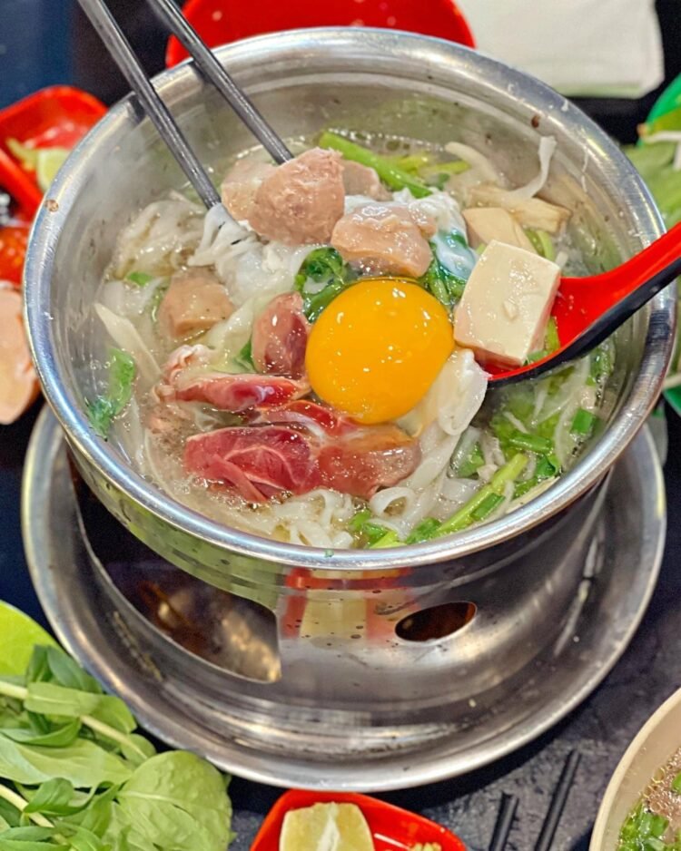 MỘT ĐỨA THÍCH LẨU BÒ NAY ĐƯỢC TOẠI NGUYỆN VÌ CÓ LẨU BÒ 1 NGƯỜI ĂN ĐÃ CÁI NƯ
 

...