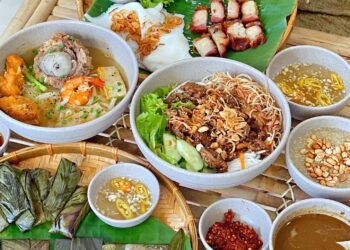 DỪNG LẠI GHÉ DÙNG ẨM THỰC XỨ HUẾ ĐƯỢC CHIÊU ĐÃI TẠI SÀI GÒN 


Bánh ướt Huyền A...