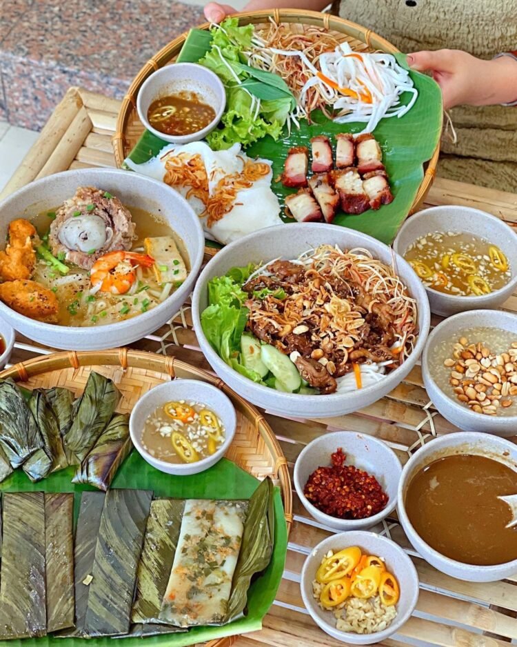 DỪNG LẠI GHÉ DÙNG ẨM THỰC XỨ HUẾ ĐƯỢC CHIÊU ĐÃI TẠI SÀI GÒN 


Bánh ướt Huyền A...