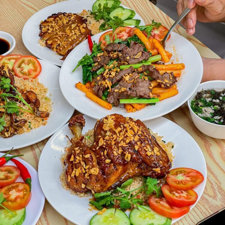 Gà mắm tỏi thơm ngon vừa thổi vừa ăn 
trứ danh Đệ Nhất 
—
CƠM GÀ ĐỆ NHẤT 
48/26 ...