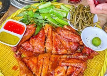 Combo gà nướng lu sốt Thái, lẩu gà lá é, chân gà hấp hành quá chừng ngon như vầy...