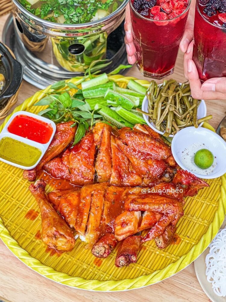 Combo gà nướng lu sốt Thái, lẩu gà lá é, chân gà hấp hành quá chừng ngon như vầy...