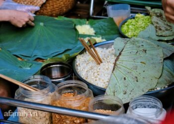 TIỆM XÔI LÁ SEN SIÊU ĐÔNG KHÁCH TẠI SÀI GÒN 

Những nắm xôi được gói gọn trong l...