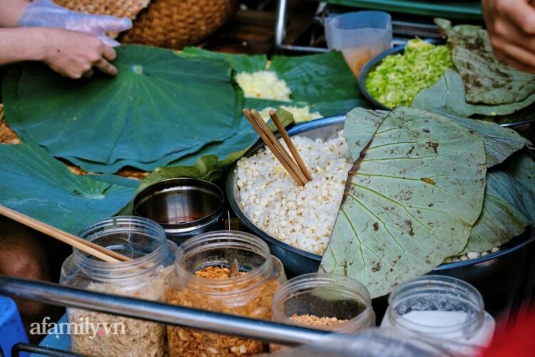 TIỆM XÔI LÁ SEN SIÊU ĐÔNG KHÁCH TẠI SÀI GÒN 

Những nắm xôi được gói gọn trong l...