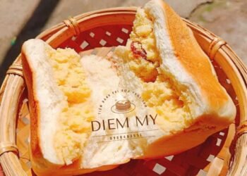 Bánh phi sữa tuổi thơ  
 Nhân được làm từ bột sữa kết hợp với nho khô tạo nên mộ...