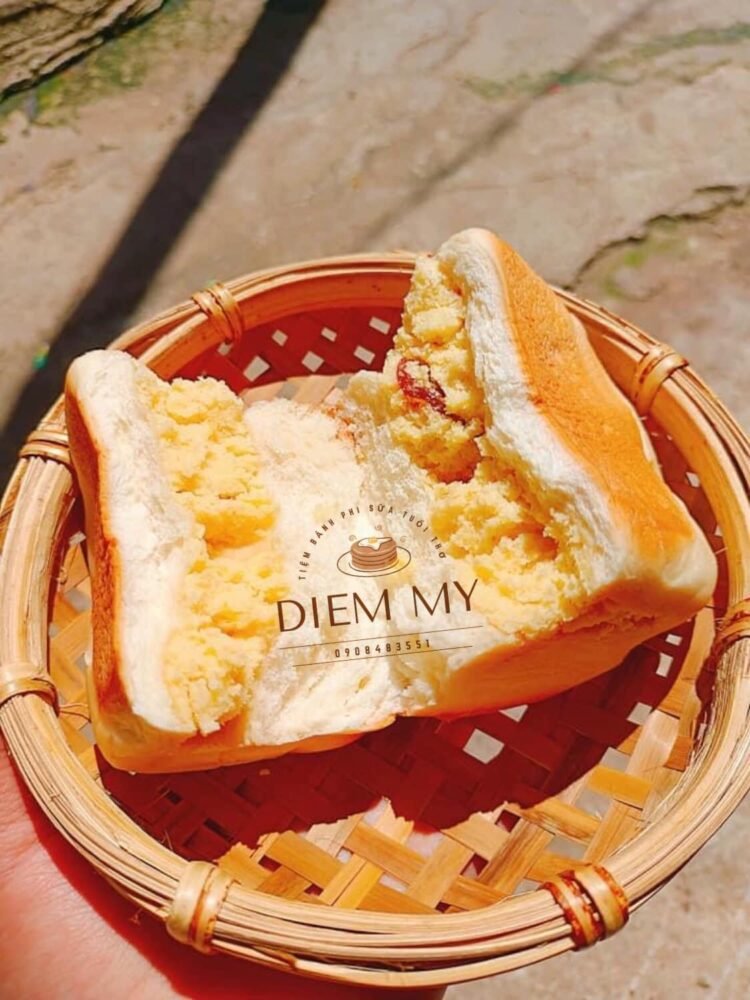 Bánh phi sữa tuổi thơ  
 Nhân được làm từ bột sữa kết hợp với nho khô tạo nên mộ...