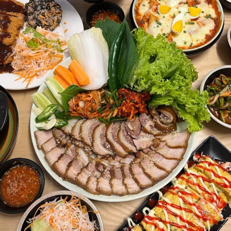 Clover Korean House Food
Địa chỉ : 2 Phan Liêm Q.1, TP. HCM
Giá cả : 49k - 150k
...