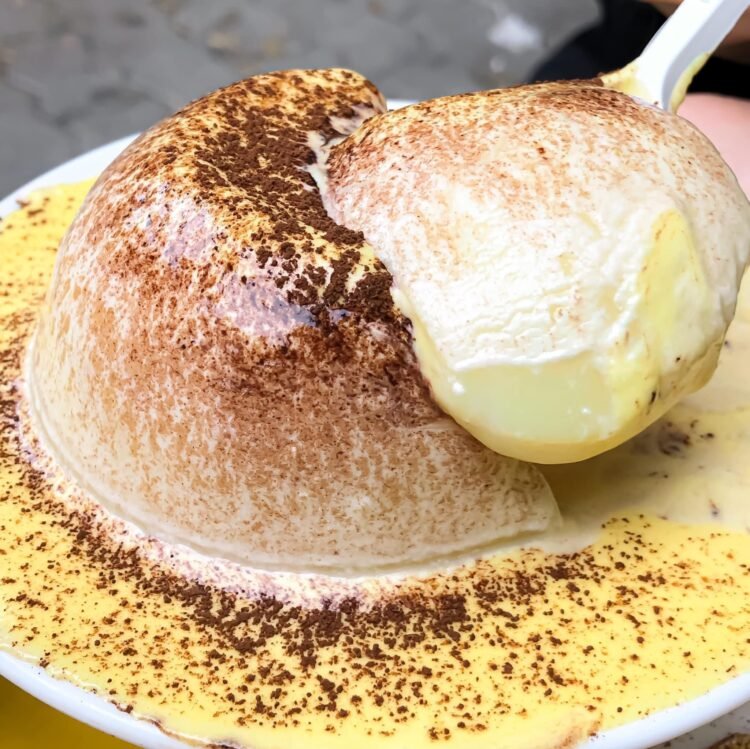 TÀU HỦ Singapore ở đây béo mịn, dai vừa tới, béo thơm và khi quét cùng lớp kem t...