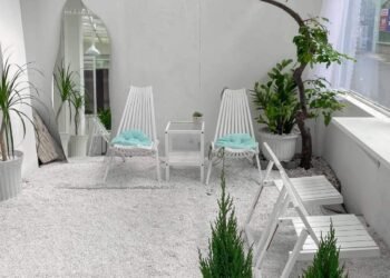 Một chiếc cafe tone trắng xinh xắn cân mọi outfit.  Không gian quán có khá nhiều...