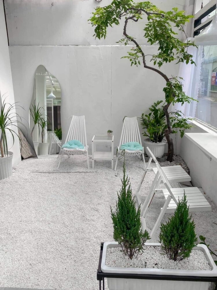 Một chiếc cafe tone trắng xinh xắn cân mọi outfit.  Không gian quán có khá nhiều...