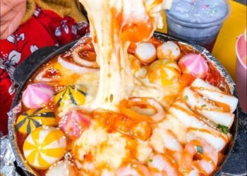 THIÊN ĐƯỜNG GÀ CAY PHỦ PHÔ MAI GÂY NGHIỆN ĐÃ QUAY TRỞ LẠI 
~ ~ ~
Em Guột - Ăn Vặ...