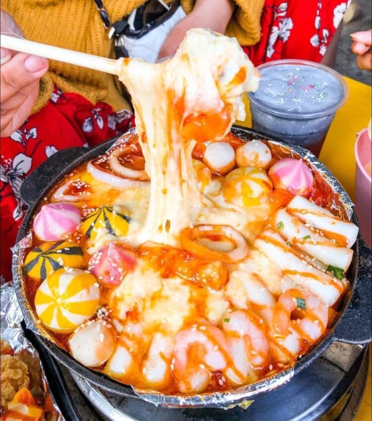 THIÊN ĐƯỜNG GÀ CAY PHỦ PHÔ MAI GÂY NGHIỆN ĐÃ QUAY TRỞ LẠI 
~ ~ ~
Em Guột - Ăn Vặ...