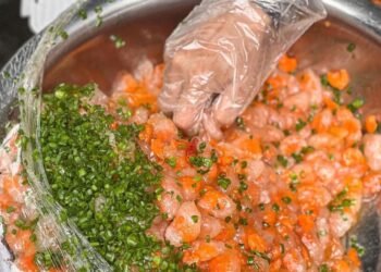 Đây là bánh bột lọc nổi như cồn ở khu chợ Bàn Cờ từ mấy năm trước. Cô bán rất dễ...