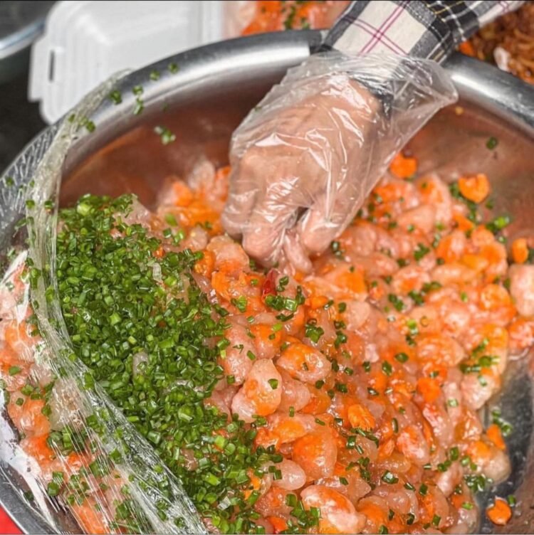 Đây là bánh bột lọc nổi như cồn ở khu chợ Bàn Cờ từ mấy năm trước. Cô bán rất dễ...